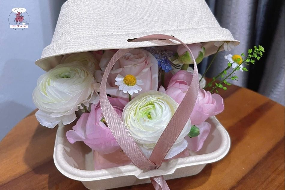 Cách kết hợp box hoa mini với quà khác để tăng giá trị tặng phẩm